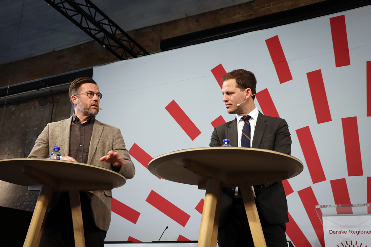 To regionspolitikere i samtale på scenen ved et Danske Regioner-arrangement